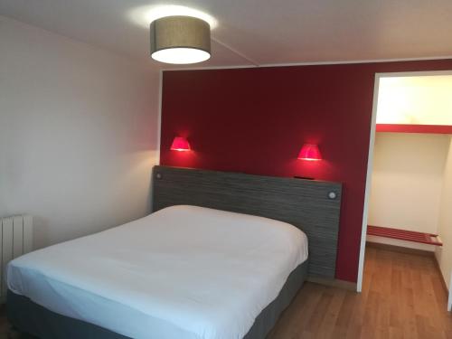 圣艾蒂安迪鲁夫赖Kyriad Rouen Sud - Oissel的卧室配有一张墙上红灯床。