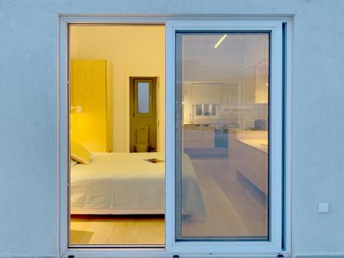 雅典Kolonaki Terrace的滑动玻璃门通向卧室(带床)