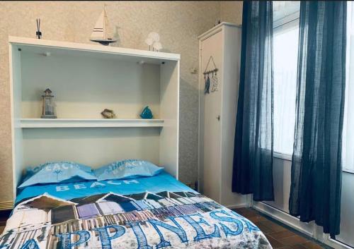 卡德赞德-班得AMAZING BEACH & SUNSETS JUST 75m FROM THE BEACH!的一间卧室配有一张带蓝色棉被的床
