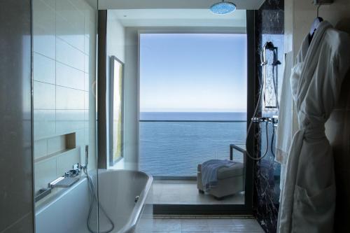 索列尔港Jumeirah Mallorca的带浴缸的浴室,享有海景。