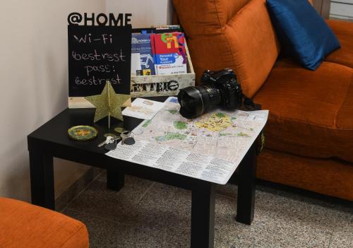 普罗夫迪夫Best Rest Guest Rooms的一张桌子,上面有摄像头和地图