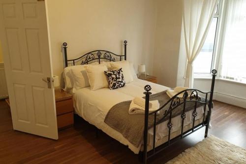 South Shield's Hidden Gem Garnet 3 Bedroom Apartment sleeps 6 Guests客房内的一张或多张床位