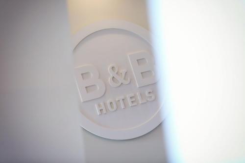 加普B&B HOTEL Gap的贴上一瓶巴克斯特酒店标志