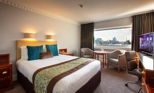 伦敦The Tower Hotel, London的一间设有大床和窗户的酒店客房