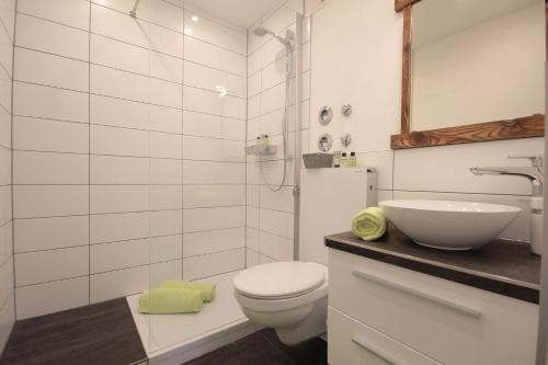 奥伊-米特尔贝格Dorfliebe的白色的浴室设有卫生间和水槽。