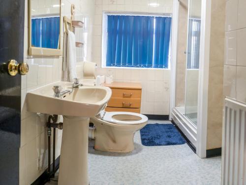纽尼顿塔沃拉卡尔达酒店的浴室配有卫生间、盥洗盆和淋浴。