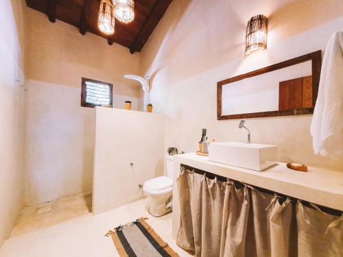 托兰克索Casa Primavera的一间带水槽和卫生间的浴室