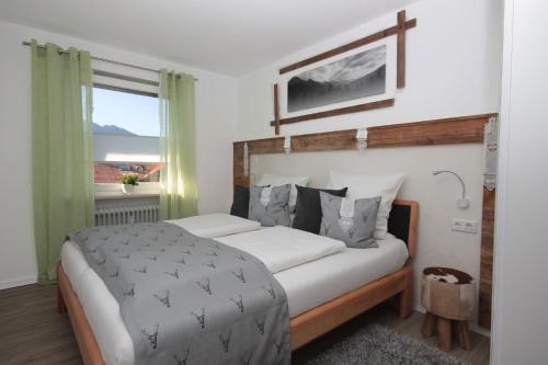 奥伊-米特尔贝格Dorfliebe的一间卧室设有一张大床和一个窗户。