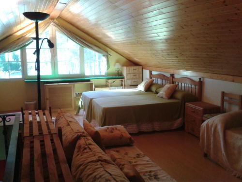 穆罗德亚尔科伊艾尔乡村民宿的一间卧室配有一张床和一个沙发