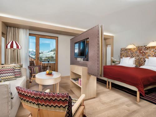 维尔芬翁维尔芬翁旅游魅力贝尔格莱索特酒店的酒店客房设有床和客厅。
