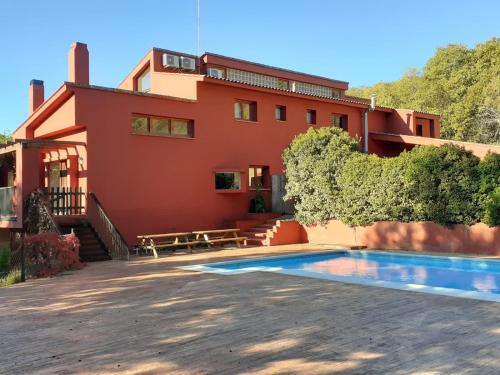 贝拉新镇Casa rural Entreaguas的一座房子前面设有游泳池