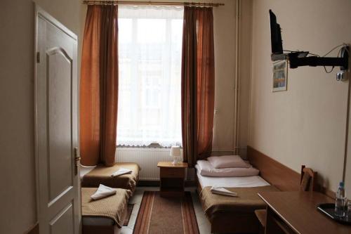 普热梅希尔欧洲酒店的客房设有两张床和窗户。