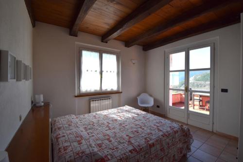 德瓦玛丽娜Case Vacanze Malonghe的一间卧室设有一张床和两个窗户。