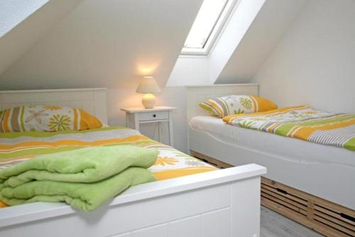 维尔德斯豪森Zuhause Woanders - Kuhtrade的一间卧室配有两张带绿毯的床。