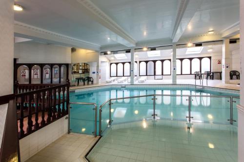 曼彻斯特不列塔尼亚乡村别墅酒店及Spa中心的一个带游泳池的大型游泳池