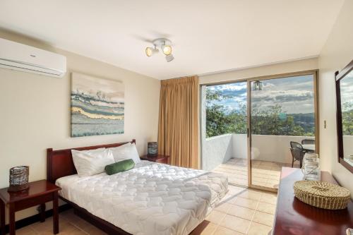 普拉亚埃尔莫萨Villa Sol 66-3的一间卧室设有一张床和一个阳台