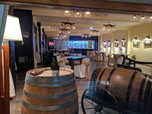 马拉圭Hotel Risco Plateado Room & Suite的一间设有两桶葡萄酒的房间和一间餐厅