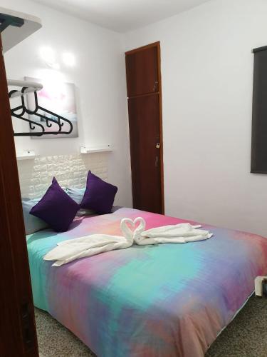 圭马尔Rinconcito El Tablado的一间卧室,配有一张床,床上有一个弓