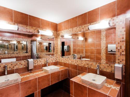 什切齐内克Hotel Viki的浴室设有3个水槽和2面镜子