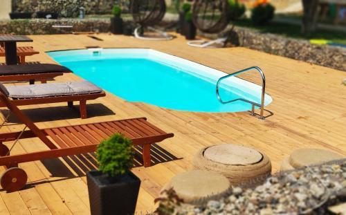 ZhvanetsВоллен的木甲板上的游泳池模型