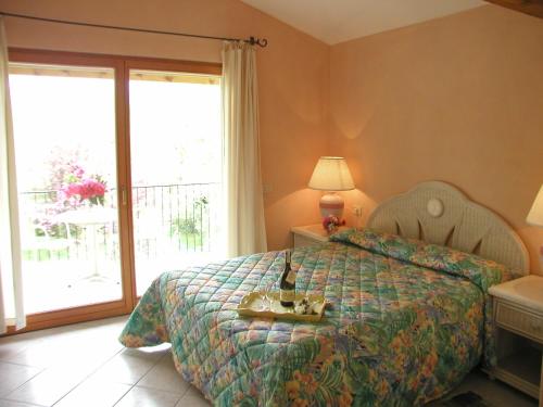 坎诺比奥Villaggio Turistico Riviera的一间卧室配有一张床,上面放着一个食物托盘