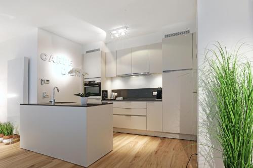 科克赛德Luxury Suite Koksijde 310 - Adults only的厨房配有白色橱柜和台面