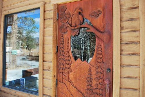 六月湖双头鹰度假酒店及Spa的木门上设计龙