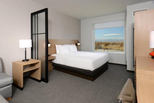 丹佛Hyatt Place Pena Station/Denver Airport的酒店客房设有床和窗户。