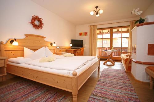 雷特温克尔贝姆内豪萨酒店的一间卧室配有一张大床和一张书桌