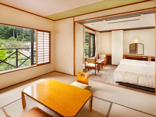 箱根哈空恩诺莫瑞欧卡达酒店的一间卧室设有一张床和一个大窗户