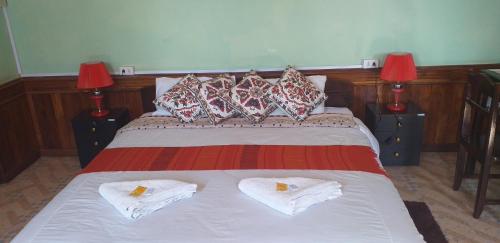 Pukyo Bed and breakfast Belgian lao客房内的一张或多张床位