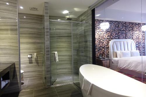 三好国际酒店的一间浴室
