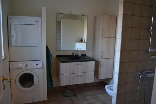乌尔夫堡Mosborg的一间带洗衣机和水槽的浴室