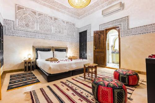 马拉喀什Riad Medina Art & Suites的一间带一张床铺的卧室,位于带天花板的房间内