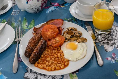 布莱克尼Bramble Lodge的包括鸡蛋豆和培根的早餐食品