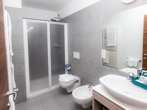 丰多Hotel Milano的带淋浴、卫生间和盥洗盆的浴室