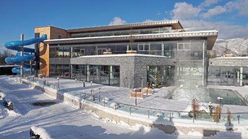 布鲁克安德格罗斯哥Woferlgut - Wellness & Sport的雪地里有一个水上公园的建筑
