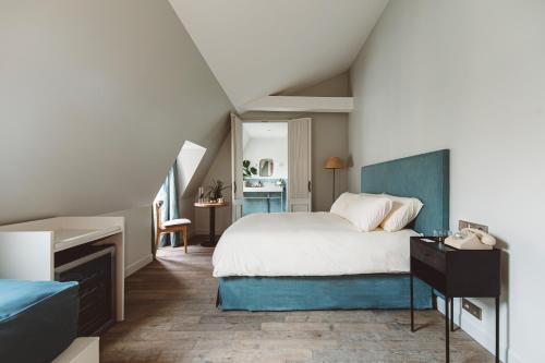 巴黎HOY Paris - Yoga Hotel的一间卧室配有一张蓝色床头板的床