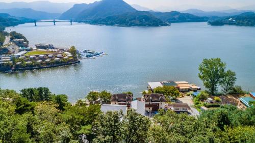 加平Interlaken Stay的享有湖畔度假胜地的空中景致