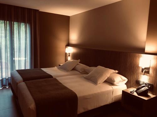 巴尔内阿里奥坎德拉圣女酒店客房内的一张或多张床位