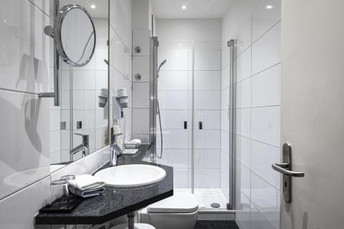 奥格斯堡多姆酒店的一间带水槽、淋浴和卫生间的浴室