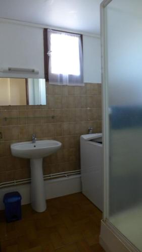 塞尼奥斯Réf 434 Seignosse océan, appartement classé 2 étoiles, accès direct à l'océan et place de parking privée, 4 personnes的一间带水槽和卫生间的浴室以及窗户。