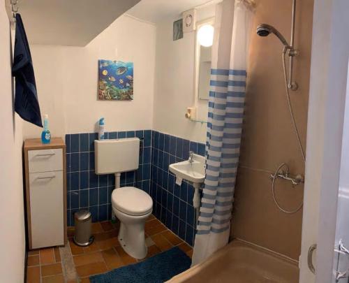 卡德赞德-班得AMAZING BEACH & SUNSETS JUST 75m FROM THE BEACH!的浴室配有卫生间、盥洗盆和淋浴。