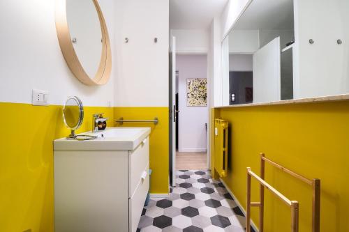米兰PrimoPiano - Fargorida的黄色的浴室设有水槽和镜子
