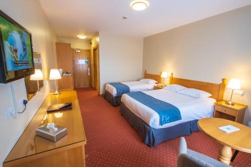 斯图尔特港科洛莫哈尔特酒店的酒店客房设有两张床和一台平面电视。
