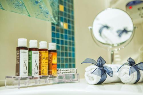 凯米阿奇提克凯米斯精品酒店的浴室柜台提供精油和毛巾。
