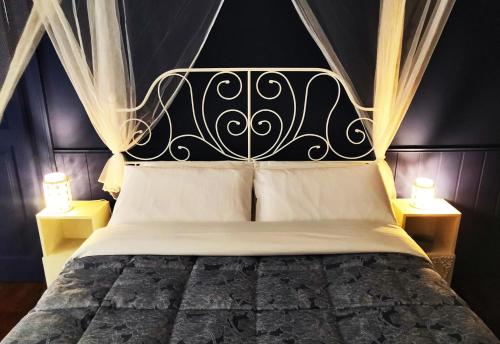 的里雅斯特Ricordi di Viaggio, maison retrò的一间卧室配有一张带两盏灯的黑白床。