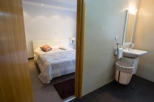 Becici Three-Bedroom Penthouse Apartment with Jacuzzi的一间浴室