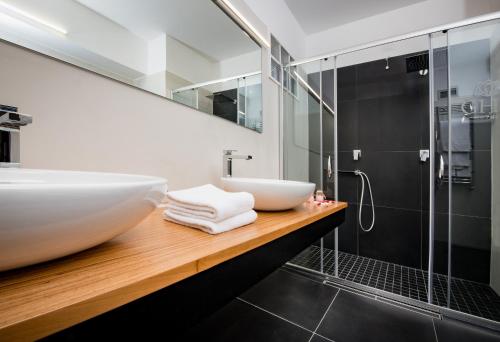 巴勒莫阿斯托瑞亚宫酒店的一间带水槽和淋浴的浴室
