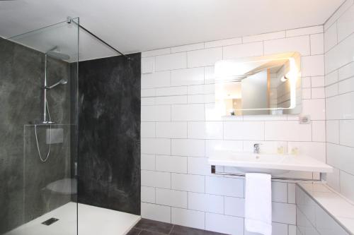 阿拉塔Paese di Lava, Grand Ajaccio的带淋浴、盥洗盆和镜子的浴室